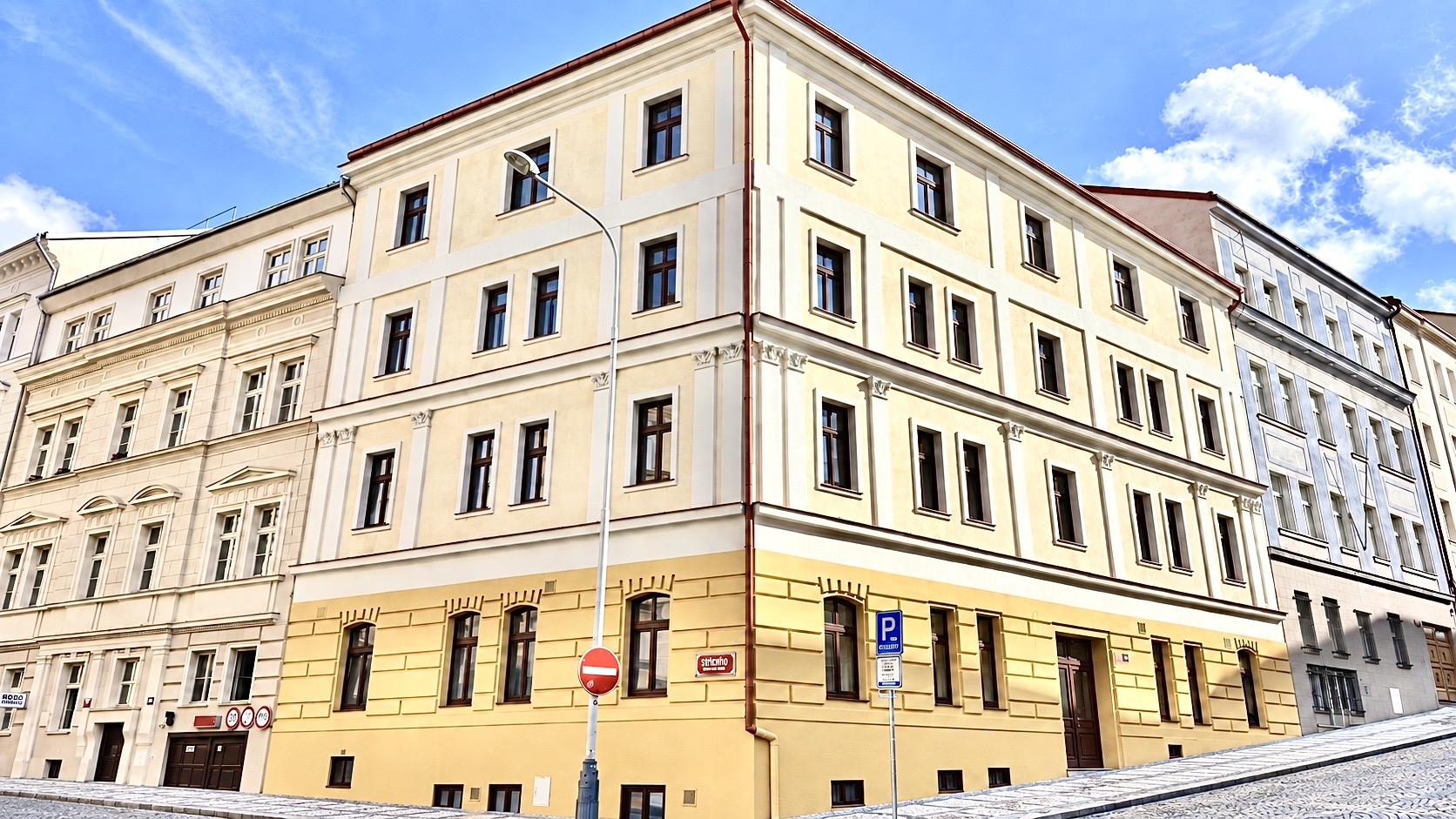 Budova Milíčova — pohled z ulice